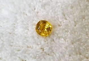 Golden Yellow Sapphire Gemstone (Pukhraj) - 8.5 Carat ( Rs 18,500 / Carat)